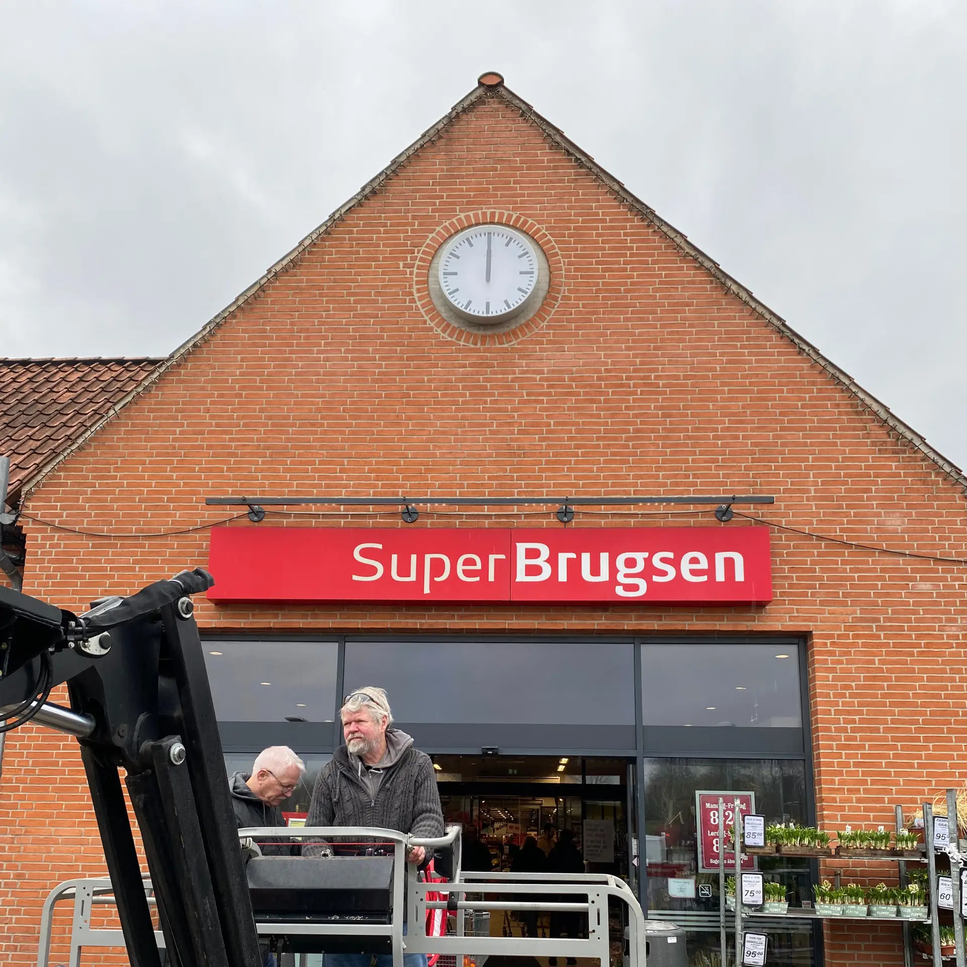 Stort Eltime facadeur monteret på SuperBrugsen-gavl
