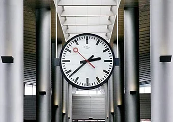 Eltime dobbeltsidet udendørs facadeur monteret på konsolarm — aflæses fra begge sider